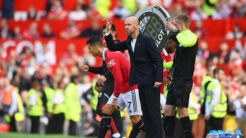 MANCHESTER, ENGLAND - AUGUST 07: Erik ten Haag, Manager of Manchester United reacts as Cristiano Ronaldo of Manchester United is substituted on for Fred during the Premier League match between Manchester United and Brighton & Hove Albion at Old Trafford on August 07, 2022 in Manchester, England. (Photo by Michael Regan/Getty Images)