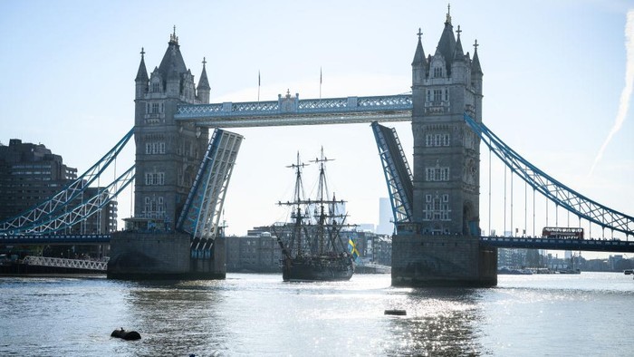 1413569593 LONDON, ENGLAND - AUGUST 08: Crew members are seen in the rigging as the GΓΆtheborg of Sweden sailing ship passes under Tower Bridge on August 08, 2022 in London, England. The vessel, which is a replica of a ship that sank near Gothenburg, Sweden, in 1745, last visited London in 2007. It's at the start of a two-year journey that aims to promote trade relations in Europe and Asia, sailing within Europe this year, staying in the Mediterranean during the winter, and continuing to Asia in March 2023. In September of next year, the ship will reach the expeditions destination of Shanghai. (Photo by Leon Neal/Getty Images)