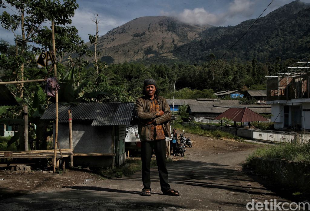 Ade Leji kuncen Gunung Guntur