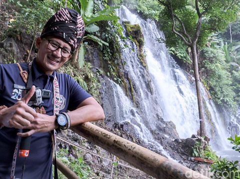 Menparekraf Sandiaga Uno saat berada di air terjun  Tri Sakti (Hery Supandi/detikSumut)