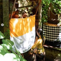 Mengenakan kebaya Bali berwarna kuning dipadukan dengan kain berwarna coklat dan ikat pinggang hijau, Anya tampak membiarkan rambut panjangnya terurai. Rambut dan pakaiannya pun terlihat menjadi basah karena ritual tersebut. Foto: Instagram/@anyageraldine