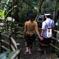 Tak sendirian, Anya menjalani ritual melukat bersama sang kekasih, Nadif Zahiruddin. Ketika berjalan menuju sumber air untuk ritual keduanya pun tampak bergandengan mesra. Foto: Instagram/@anyageraldine
