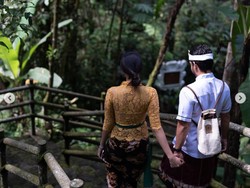 8 Momen Anya Geraldine Ikut Tradisi Melukat di Bali, Mesra Bareng Pacar