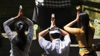 Dipandu pemuka agama, Anya Geraldine dan Nadif Zahiruddin serius menjalani ritual itu bersama. Foto: Instagram/@anyageraldine