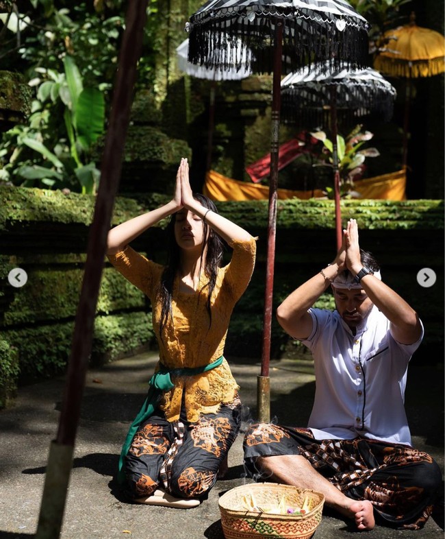 Melihat unggahan Anya tak sedikit netizen yang berkomentar dan menduga jika Anya mungkin telah berpindah keyakinan. “Pindah server?” komentar salah seorang netizen. “Anya login hindu,” komentar lainnya. Foto: Instagram/@anyageraldine