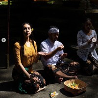 Sebelum Anya beberapa selebriti tanah air lain juga terlihat sempat menjalani ritual tersebut. Beberapa diantaranya ada Pevita Pearce, Nikita Willy, Raline Shah, Jessica Iskandar, Cinta Laura, dan masih banyak lag Foto: Instagram/@anyageraldine