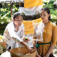 Melalui akun Instagram pribadinya, Anya Geraldine terlihat membagikan momen ketika dirinya mengikuti tradisi melukat saat berada di Bali. Tradisi melukat di Bali sendiri dikenal untuk membersihkan diri dari hal-hal yang negatif. Foto: Instagram/@anyageraldine