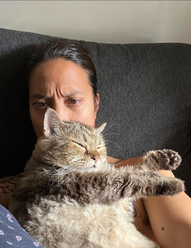 Dikta sangat menyayangi kucing peliharaannya dan kerap kali memamerkan kebersamaan mereka di media sosial. Kucingnya yang bertubuh tambun diberi nama Jimbon. Foto: Instagram