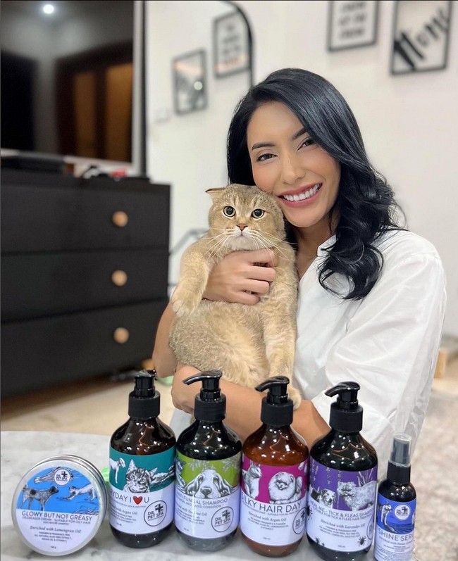 Tyas Mirasih punya beberapa kucing yang dia adopsi sejak 2018 dan 2019. Total ada lima kucing dari berbagai jenis ras yang dia rawat seperti anak sendiri. Bahkan pesinetron ini memilih produk perawatan kucing premium. Foto: Instagram