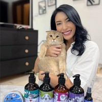 Tyas Mirasih punya beberapa kucing yang dia adopsi sejak 2018 dan 2019. Total ada lima kucing dari berbagai jenis ras yang dia rawat seperti anak sendiri. Bahkan pesinetron ini memilih produk perawatan kucing premium. Foto: Instagram