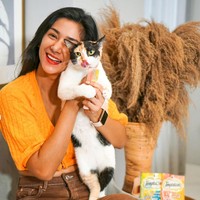 Fanny Ghassani sangat menyayangi kucing dan beberapa kali menyelamatkan kucing-kucing terlantar. Dia pun selalu sedia makanan kucing di mobil untuk memberi makan kucing jalanan. Ini salah satu kucing yang dipeliharanya, bernama Mei-mei. Foto: Instagram