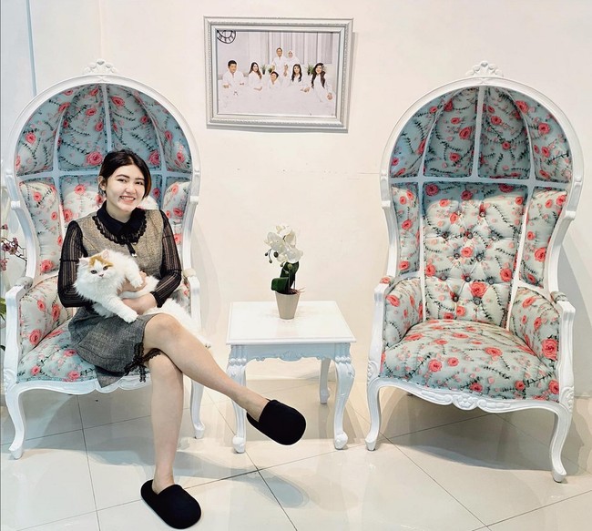 Pedangdut Via Vallen memiliki kucing yang setia menemaninya sejak lama. Bahkan kucing tersebut memiliki anak yang juga dirawat Via Vallen hingga dewasa. Pada Hari Kucing Sedunia, ini potret Via bersama King, anak dari kucing pertamanya yang dirawat sejak 2013. Foto: Instagram