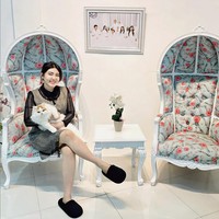 Pedangdut Via Vallen memiliki kucing yang setia menemaninya sejak lama. Bahkan kucing tersebut memiliki anak yang juga dirawat Via Vallen hingga dewasa. Pada Hari Kucing Sedunia, ini potret Via bersama King, anak dari kucing pertamanya yang dirawat sejak 2013. Foto: Instagram