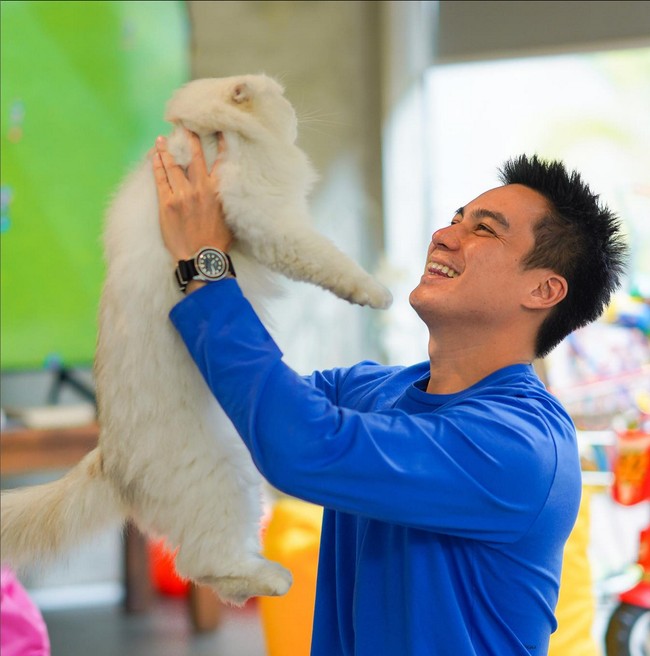 Baim Wong sudah menganggap kucing peliharaannya, Momo, seperti keluarga sendiri. Dia sering mengajak kucingnya bermain dan beraktivitas sebagai pelepas lelah setelah bekerja. Foto: Instagram