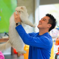 Baim Wong sudah menganggap kucing peliharaannya, Momo, seperti keluarga sendiri. Dia sering mengajak kucingnya bermain dan beraktivitas sebagai pelepas lelah setelah bekerja. Foto: Instagram