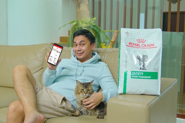 Penulis dan YouTuber Raditya Dika dikenal sebagai penyayang kucing dan memelihara beberapa ekor. Ayah dua anak ini kerap memperlihatkan ‘kemesraan’ dengan kucing kesayangannya. Bahkan salah satu kucingnya, Kuki, ikut terlibat untuk endorsement produk di Instagram. Foto: Instagram
