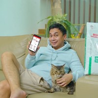 Penulis dan YouTuber Raditya Dika dikenal sebagai penyayang kucing dan memelihara beberapa ekor. Ayah dua anak ini kerap memperlihatkan ‘kemesraan’ dengan kucing kesayangannya. Bahkan salah satu kucingnya, Kuki, ikut terlibat untuk endorsement produk di Instagram. Foto: Instagram