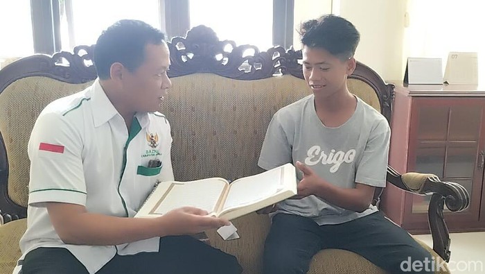 Baznas memberikan hadiah Al-Quran kepada BW, ABG Boyolali yang sempat tidur di kompleks makam ayahnya selama 2 bulan, Senin (8/8/2022).