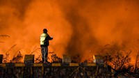 Petugas berusaha melihat dari dekat peristiwa kebakaran lahan ini. Kebakaran hutan dan lahan (karhutla) menghanguskan sekitar 49 hektare lahan.