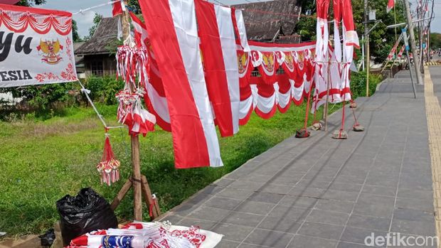Bendera merah putih dan umbul-umbul hari kemerdekaan yang dijual warga Bandung di Bone. (Agung/detikSulsel)