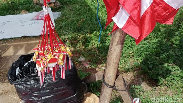 Bendera merah putih dan umbul-umbul hari kemerdekaan yang dijual warga Bandung di Bone. (Agung/detikSulsel)