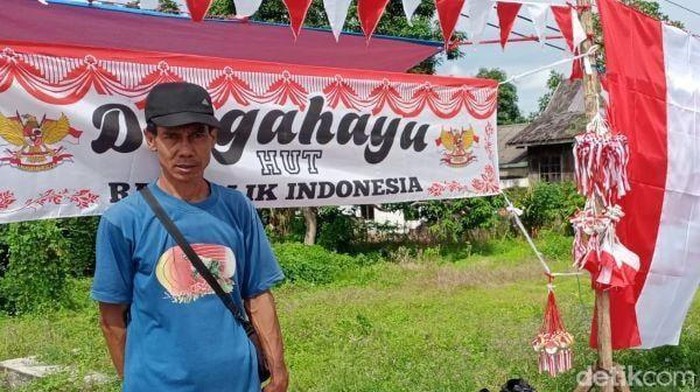 Bendera merah putih dan umbul-umbul hari kemerdekaan yang dijual warga Bandung di Bone. (Agung/detikSulsel)