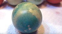 Tampak seperti berjerawat, telur bertekstur kasar yang satu ini konon disebabkan oleh asupan kalsium dari induk ayamnya. Hasilnya cangkangnya tidak bisa berkembang sempurna seperti telur pada umumnya. Foto: Little Things