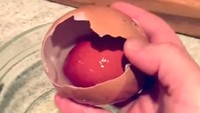 Tampak seperti berjerawat, telur bertekstur kasar yang satu ini konon disebabkan oleh asupan kalsium dari induk ayamnya. Hasilnya cangkangnya tidak bisa berkembang sempurna seperti telur pada umumnya. Foto: Little Things