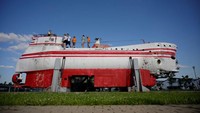 Pengunjung melihat-lihat bathyscaphe penyelamat AS-27 di Patriot Park. Tidak hanya pesawat, di taman ini juga terdapat tank hingga kapal perang.