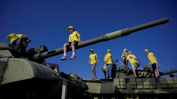 Anak-anak bermain di atas tank T-62M saat mereka mengunjungi Patriot Park, di wilayah Moskow, Minggu, (24/7/2022).