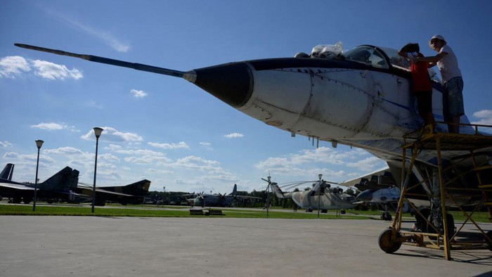 Berkunjung ke 'Disneyland' Ala Rusia, Isinya Alat Tempur A girl sitting on her father's shoulders touches the propeller of an Antonov An-12 cargo aircraft at Patriot Park, a sort of military Disneyland outside Moscow aimed at showcasing Russia's military might, in the Moscow region on July 24, 2022. (Photo by Natalia KOLESNIKOVA / AFP) (Photo by NATALIA KOLESNIKOVA/AFP via Getty Images)