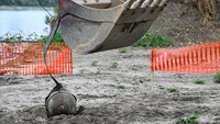 Penampakan Bom Perang Dunia Kedua yang ditemukan di Sungai Po. Sungai Po yang mengering mengalami kekeringan terburuk dalam 70 tahun terakhir akibat gelombang panas.