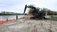 Bom seberat 450 kilogram itu ditemukan nelayan di tepi Sungai Po yang mengalami penurunan muka air akibat kekeringan pada 25 Juli lalu.
