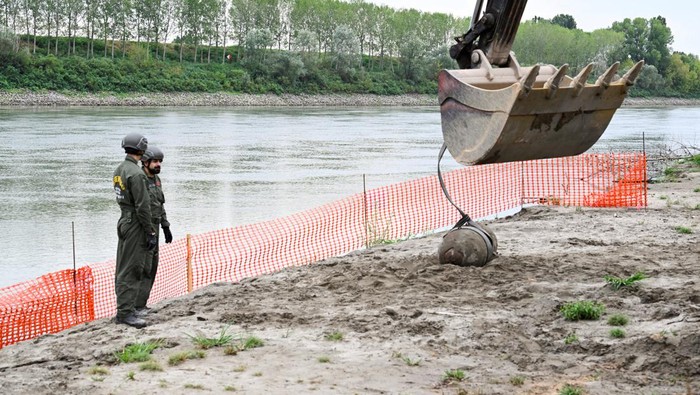 Bom Perang Dunia II Seberat 450 Kg Ditemukan di Sungai Po Italia Members of the Italian army remove a World War Two bomb that was discovered in the dried-up River Po which has been suffering from the worst drought in 70 years, in Borgo Virgilio, Italy, August 7, 2022. REUTERS/Flavio Lo Scalzo