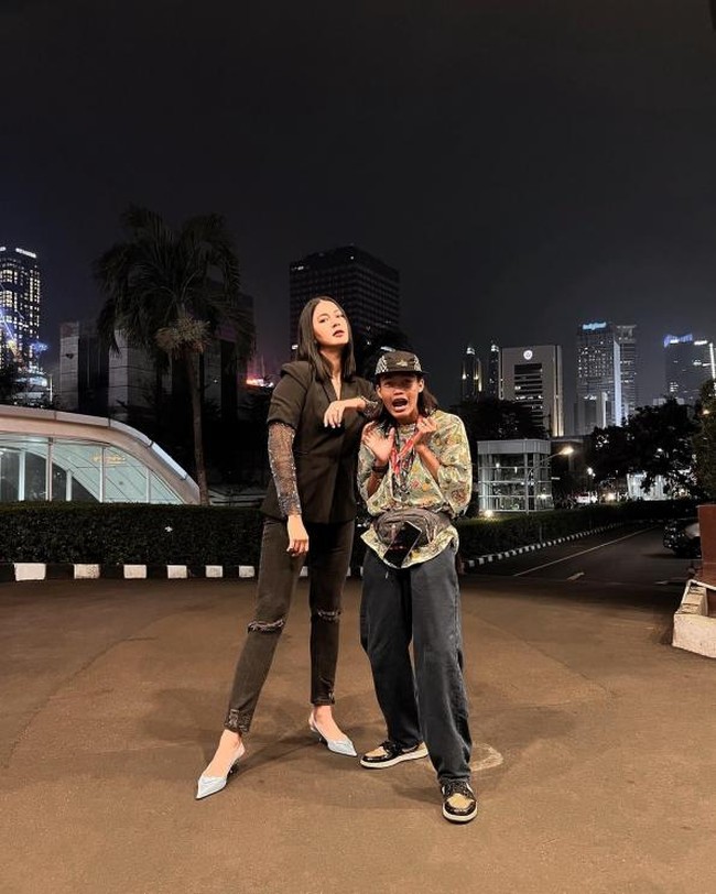 Tak mau ketinggalan, Paula Verhoeven juga sempat terlihat menyambangi kawasan Citayam Fashion Week untuk menjajal catwalk di sana. Ketika disana Paula menyempatkan waktu untuk berfoto bersama salah satu ikon Citayam Fashion Week, Bonge. Foto: Instagram/@paula_verhoeven