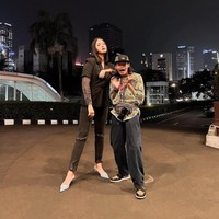 Tak mau ketinggalan, Paula Verhoeven juga sempat terlihat menyambangi kawasan Citayam Fashion Week untuk menjajal catwalk di sana. Ketika disana Paula menyempatkan waktu untuk berfoto bersama salah satu ikon Citayam Fashion Week, Bonge. Foto: Instagram/@paula_verhoeven