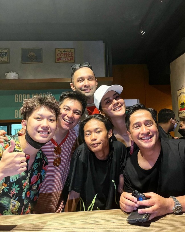 Tak hanya sekali, Paula sendiri sudah beberapa kali terlihat bertemu dengan Bonge. Keduanya pun tampak cukup akrab. Bersama sang suami, Baim Wong, dan beberapa rekan artisnya, Paula Verhoeven kembali berfoto bersama dengan Bonge. Foto: Instagram/@bonge.sudirman