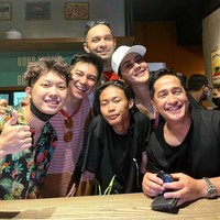 Tak hanya sekali, Paula sendiri sudah beberapa kali terlihat bertemu dengan Bonge. Keduanya pun tampak cukup akrab. Bersama sang suami, Baim Wong, dan beberapa rekan artisnya, Paula Verhoeven kembali berfoto bersama dengan Bonge. Foto: Instagram/@bonge.sudirman