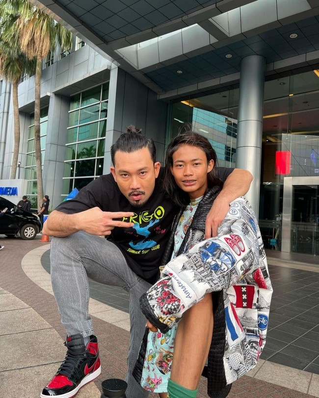 Melalui akun Instagram pribadinya Bonge juga sempat membagikan foto kebersamaannya dengan Denny Sumargo. Sambil saling berangkulan dan mengangkat salah satu kakinya, keduanya tampak akrab. Foto: Instagram/@bonge.sudirman