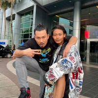 Melalui akun Instagram pribadinya Bonge juga sempat membagikan foto kebersamaannya dengan Denny Sumargo. Sambil saling berangkulan dan mengangkat salah satu kakinya, keduanya tampak akrab. Foto: Instagram/@bonge.sudirman