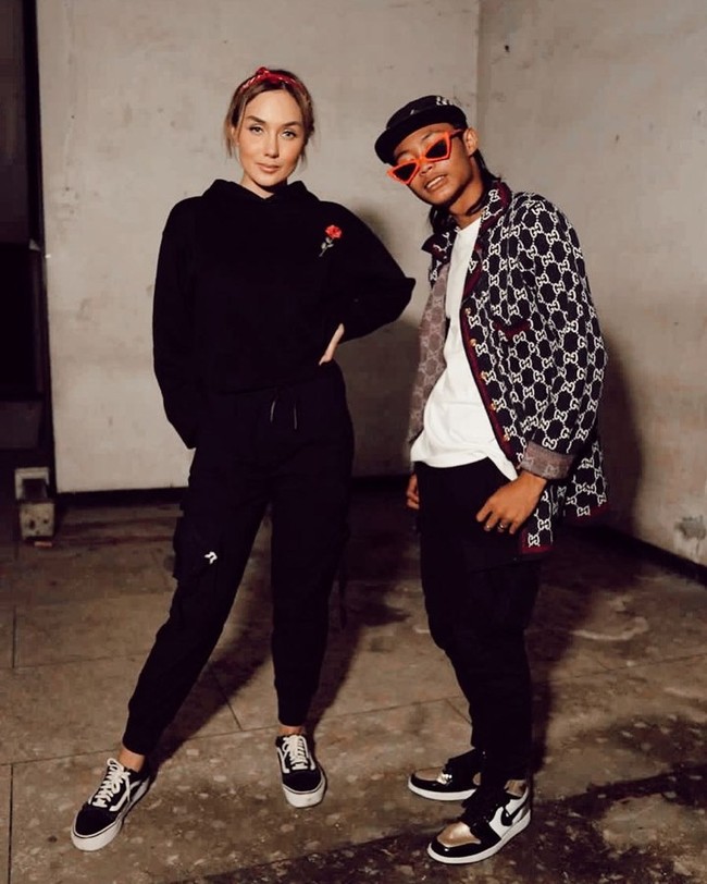 Sara Wijayanto juga sempat mengajak Bonge untuk berkolaborasi di salah satu video YouTubenya. Dalam video tersebut Bonge tampak diajak mendatangi sebuah tempat yang sudah lama terbengkalai. Foto: Instagram/@sarawijayanto