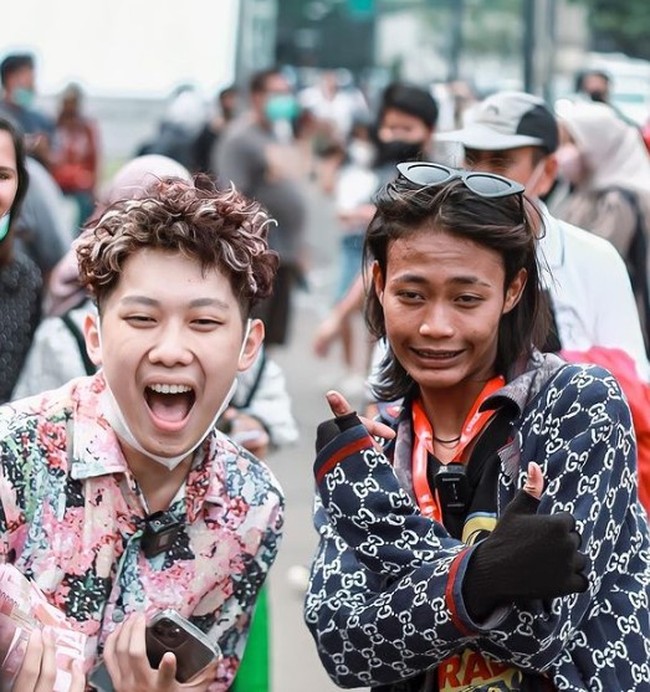 Kepopuleran Bonge memang sudah tak diragukan lagi. Ia diketahui juga pernah berkolaborasi bersama salah satu konten kreator, Willie Salim. Dengan outfit khasnya, Bonge tampak berpose bersama Wille Salim. Foto: Instagram/@bonge.sudirman