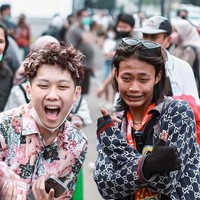 Kepopuleran Bonge memang sudah tak diragukan lagi. Ia diketahui juga pernah berkolaborasi bersama salah satu konten kreator, Willie Salim. Dengan outfit khasnya, Bonge tampak berpose bersama Wille Salim. Foto: Instagram/@bonge.sudirman