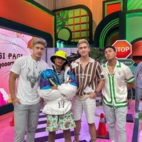 Nggak cuma sekali, Bonge sempat beberapa kali tampil di acara stasiun televisi. Begini penampilannya saat berpose bersama bintang tamu lainnya yang juga hadir bersamanya. Ada Verrel Bramasta, Enrique Dustin, dan Austin Alexander. Foto: Instagram/@bonge.sudirman