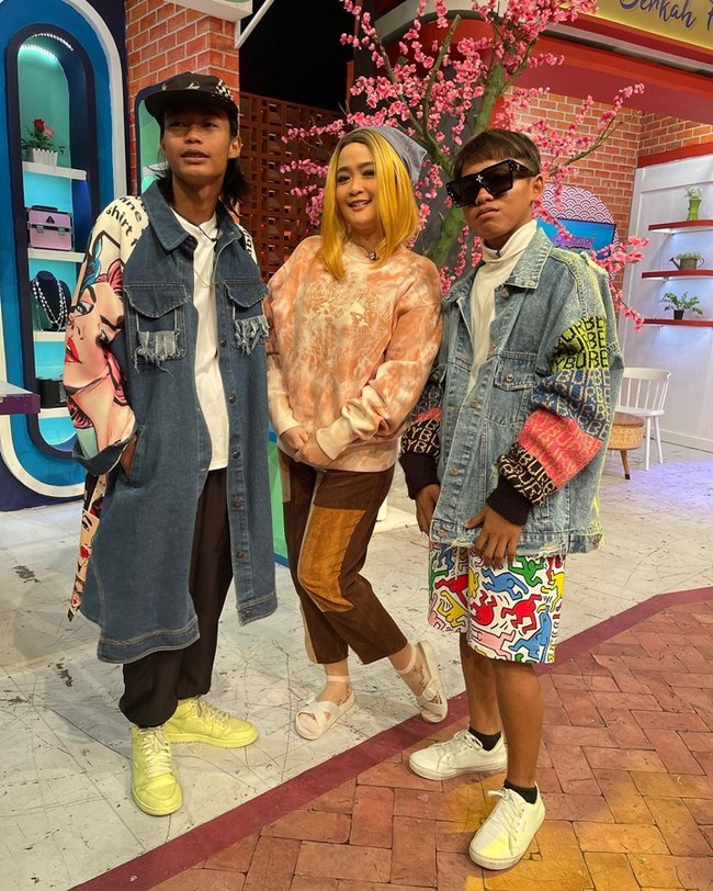 Vega Darwanti tampaknya juga tak mau kalah. Ketika tengah syuting acara televisi bersama, Vega tak lupa berfoto bersama dua ikon Citayam Fashion Week, Bonge dan Roy. Foto: Instagram/@vegadarwanti123