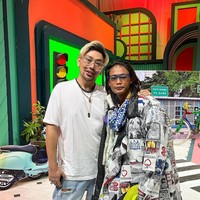 Ketika bertemu dalam salah satu acara di stasiun TV, Caren Delano tampak memberikan jaket miliknya kepada Bonge. Keduanya kemudian berpose bersama. Bagaimana menurutmu gaya Bonge? Foto: Instagram/@bonge.sudirman