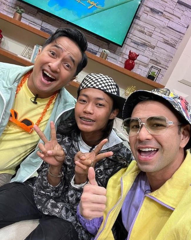Namanya semakin banyak dikenal dan berhasil mencuri atensi, Bonge yang merupakan ABG Citayam Fashion Week pun jadi mulai mendapat tawaran untuk menjadi bintang tamu di sejumlah acara televisi. Begini gayanya saat berpose bersama Raffi Ahmad dan Irfan Hakim. Foto: Instagram/@raffinagita1717