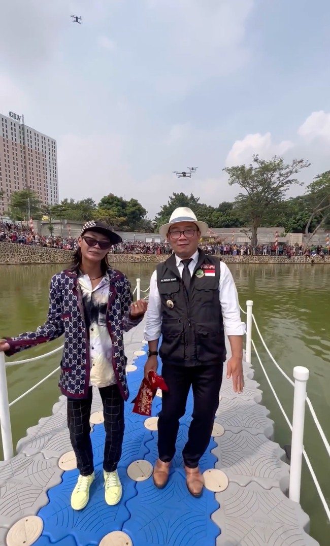 Sampai Ridwan Kamil pun pernah berpose bersama Bonge. Melalui unggahan di akun Instagram Bonge terlihat jika keduanya membuat video berjoget bersama. Foto: Instagram/@bonge.sudirman