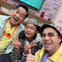 Namanya semakin banyak dikenal dan berhasil mencuri atensi, Bonge yang merupakan ABG Citayam Fashion Week pun jadi mulai mendapat tawaran untuk menjadi bintang tamu di sejumlah acara televisi. Begini gayanya saat berpose bersama Raffi Ahmad dan Irfan Hakim. Foto: Instagram/@raffinagita1717
