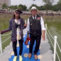 Sampai Ridwan Kamil pun pernah berpose bersama Bonge. Melalui unggahan di akun Instagram Bonge terlihat jika keduanya membuat video berjoget bersama. Foto: Instagram/@bonge.sudirman